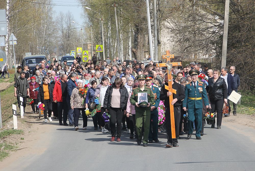 Сегодня на гражданском кладбище села Лычково состоялась церемония прощания с сержантом Алексеем Большаковым, который героически погиб при исполнении боевых задач в зоне специальной военной операции на Украине.