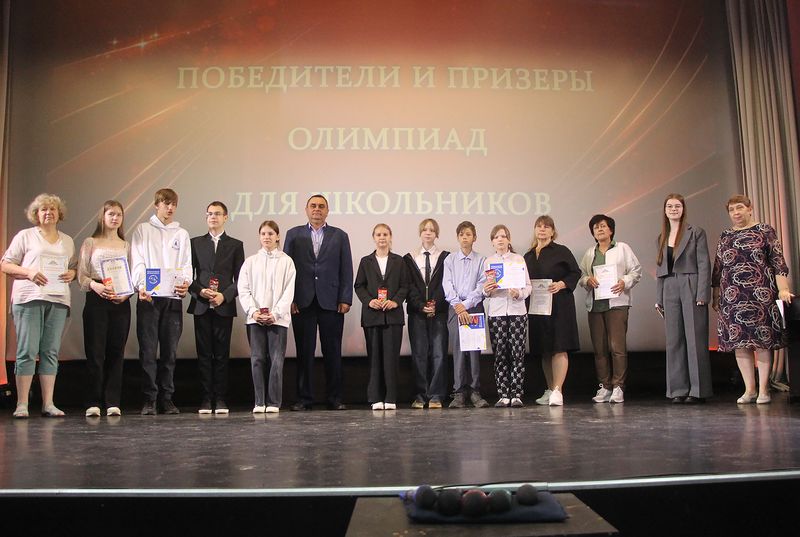 Вчера в ЦКД «Селигер» прошла III торжественная церемония чествования лучших учеников школ Демянского округа «Успех года–2025».