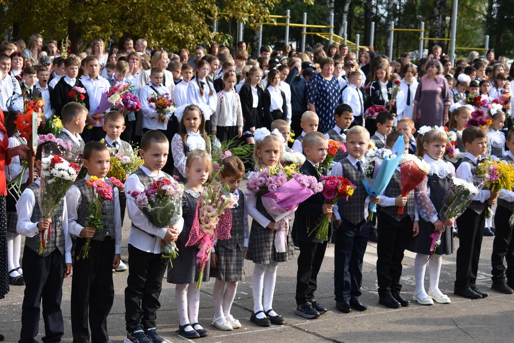 Сегодня в школах Демянского округа прошли торжественные линейки, посвящённые началу учебного года.