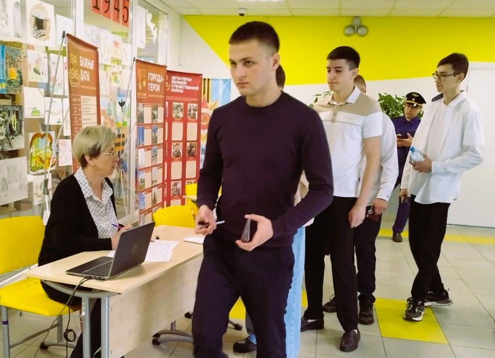 Сегодня в Демянском округе выпускники 11 класса сдают ЕГЭ по математике.