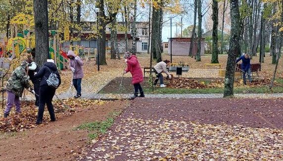 20 октября состоялся традиционный осенний субботник по благоустройству территории Демянского городского поселения.