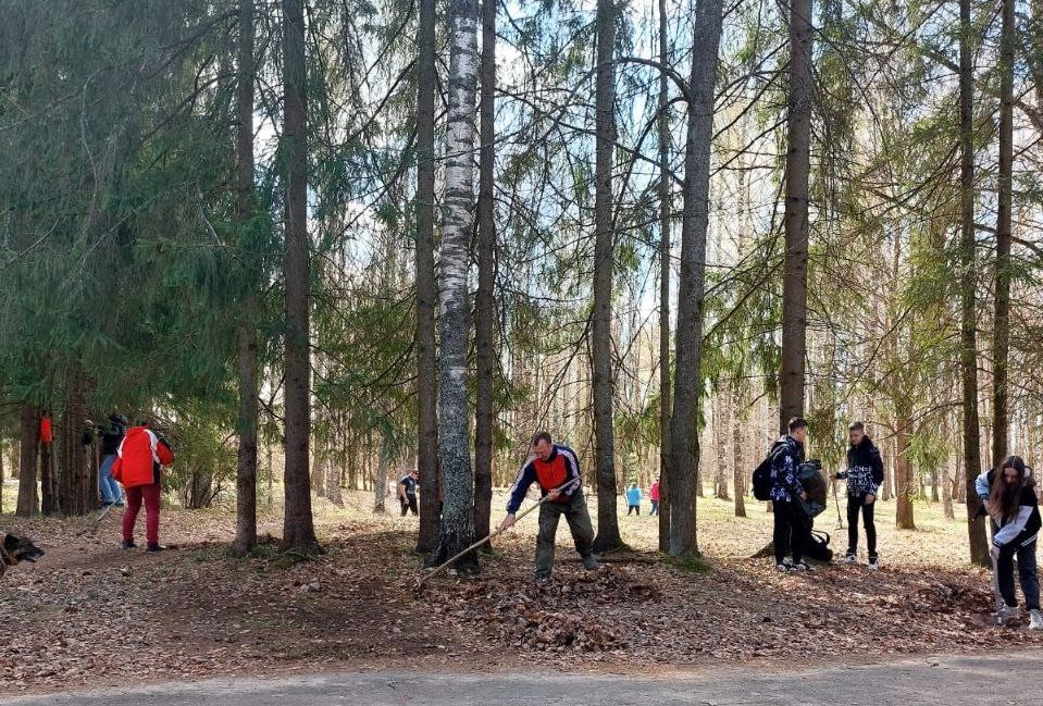 Сегодня, 21 апреля, в п.Демянск состоялся традиционный весенний субботник по благоустройству территории мемориала воинам Северо-Западного фронта,.