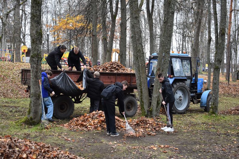 В пятницу, 25 октября, в п.Демянск состоялся традиционный осенний субботник.