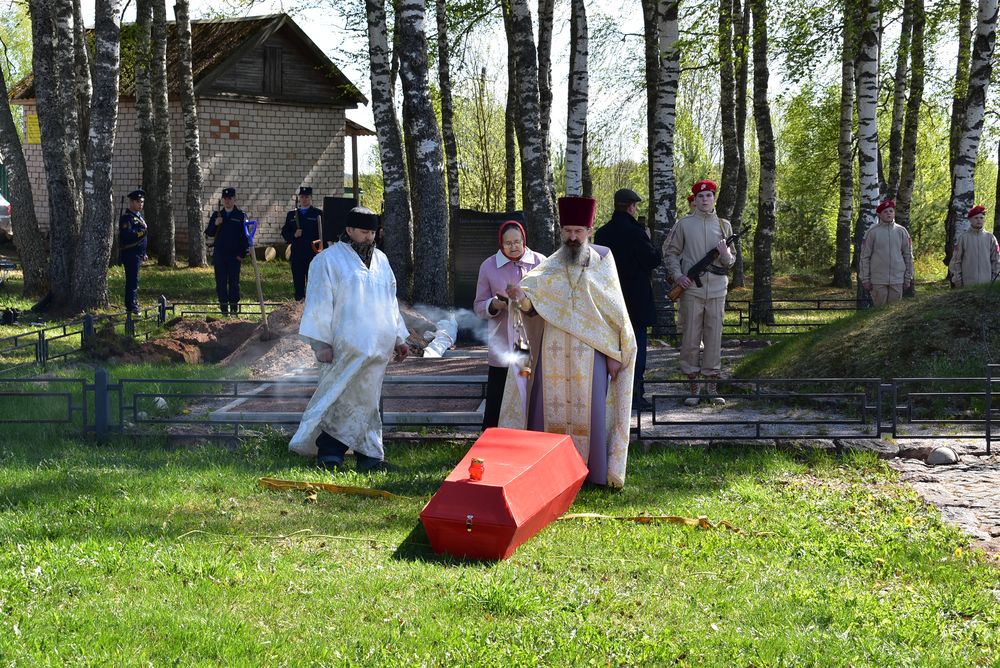 2 мая в п.Демянск у памятника воинам-десантникам 1-й маневренной и 204-й воздушно-десантных бригад прошла торжественная церемония захоронения останков советских воинов, погибших во время Великой Отечественной войны.