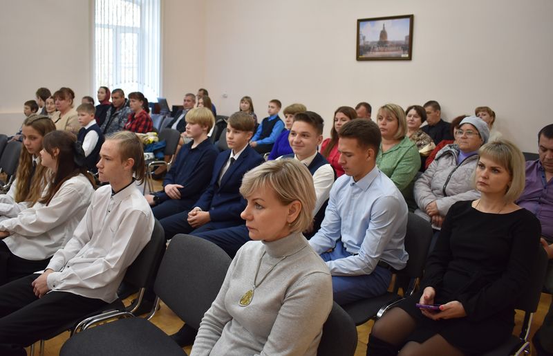 В Администрации района прошла торжественная церемония вручения стипендиатам именных сертификатов «Надежда района».