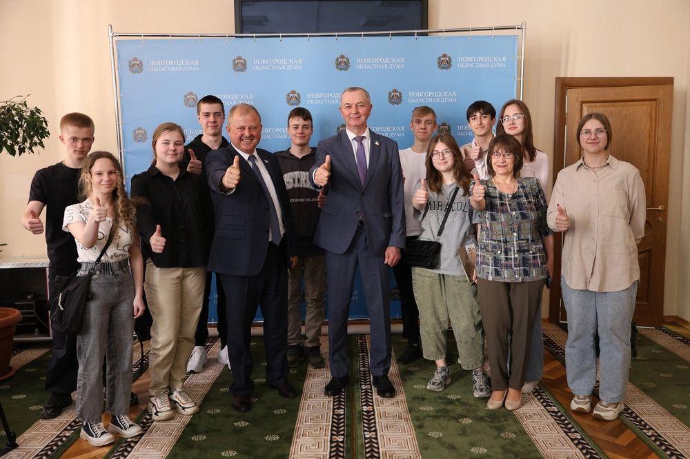 Учащиеся 10 класса Демянской средней школы побывали в Новгородской областной Думе.