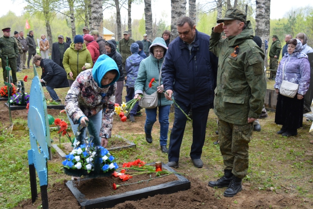 7 мая на воинском захоронении д. Игожево Демянского района состоялось торжественное захоронение летчиков, погибших в годы Великой Отечественной войны..