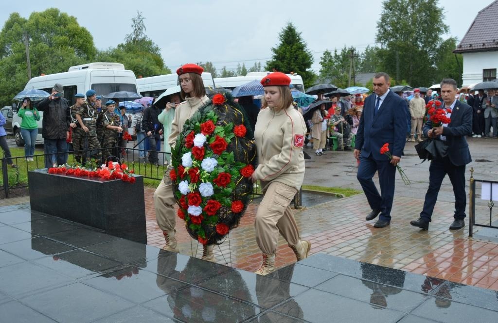 18 июля в селе Лычково прошли памятные мероприятия, посвященные годовщине трагедии на железнодорожной станции, где в годы Великой Отечественной войны погибли эвакуированные из Ленинграда дети.