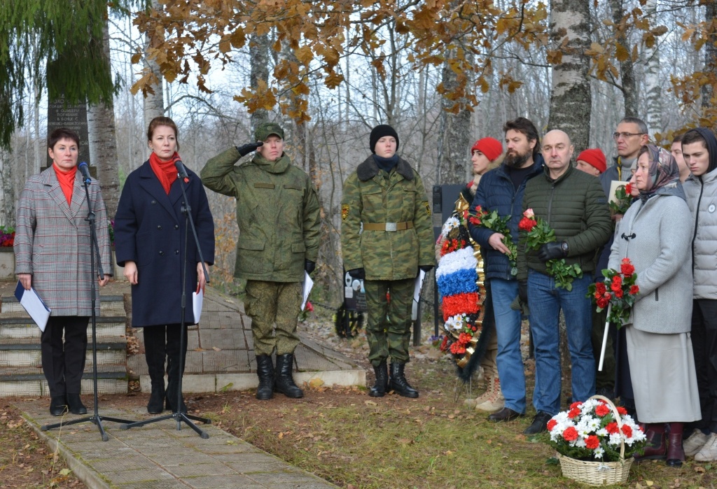 4 ноября на воинском захоронении д. Цемена прошла траурно-торжественная церемония захоронения бойцов, поднятых поисковиками в осеннюю Вахту Памяти.