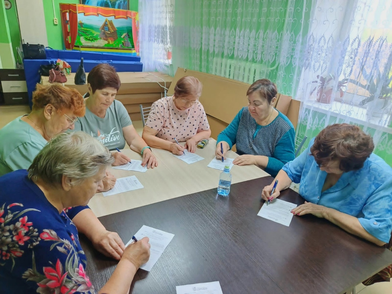 Сотрудниками библиотеки продолжается опрос населения п. Демянск по региональному проекту «Наш выбор»..