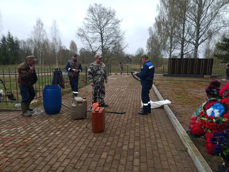 Субботники продолжаются!!! Приводим в порядок к 9 мая воинские захоронения и памятные места.