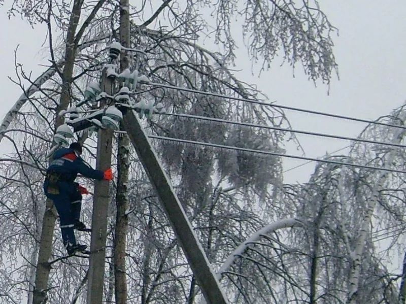 На части линий электропередач произошло отключение.