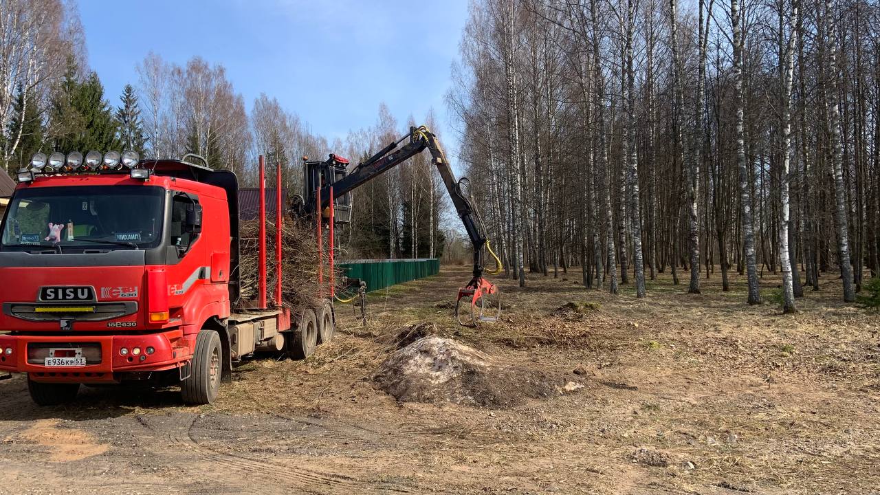 В рамках месячника по благоустройству Администрацией муниципального района начаты работы по уборке общественных территорий Демянского городского поселения.