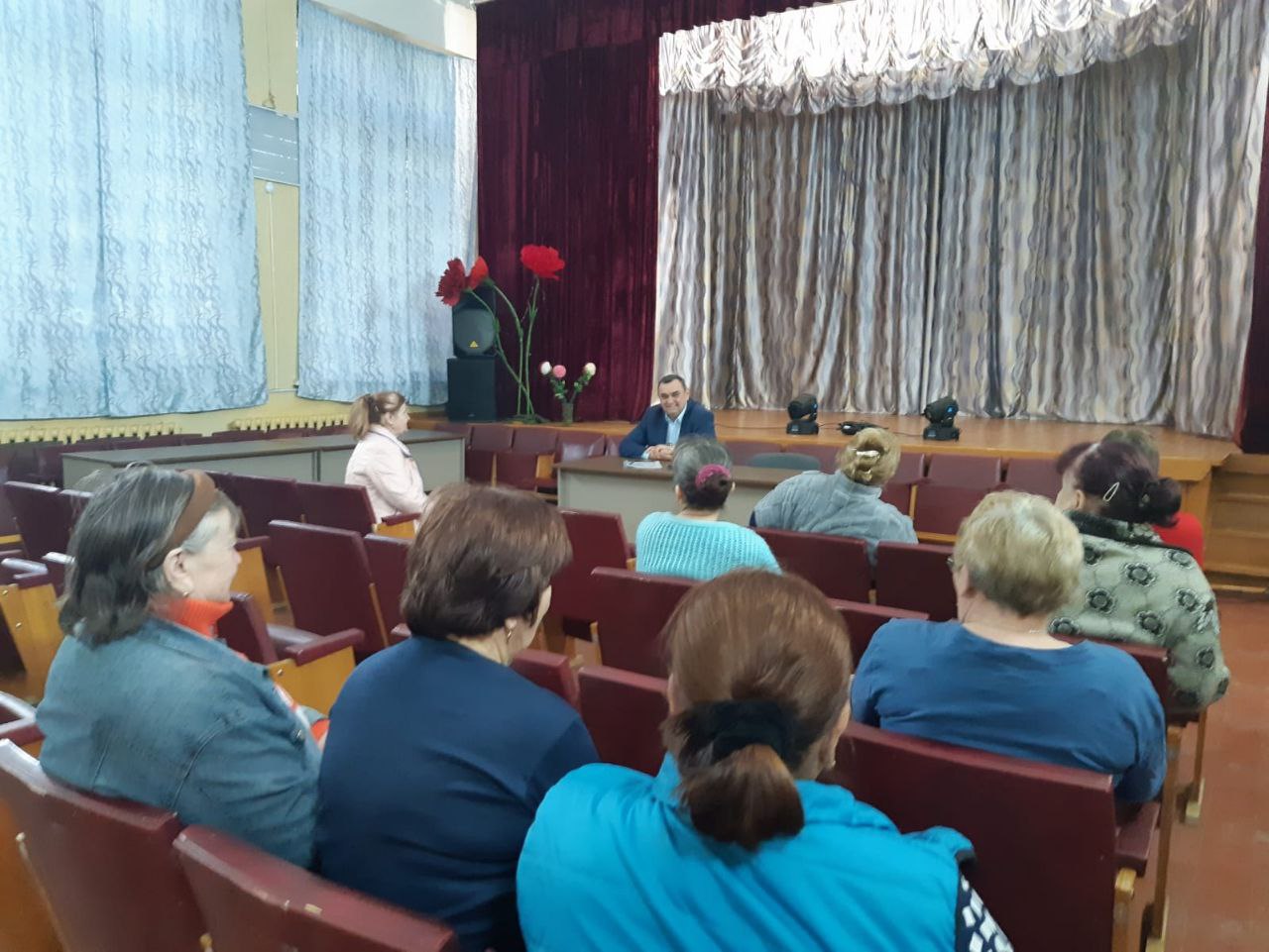 20 мая Глава округа А.Н.Сапогов встретился с жителями д.Великий Заход и д.Жирково Жирковского территориального отдела.