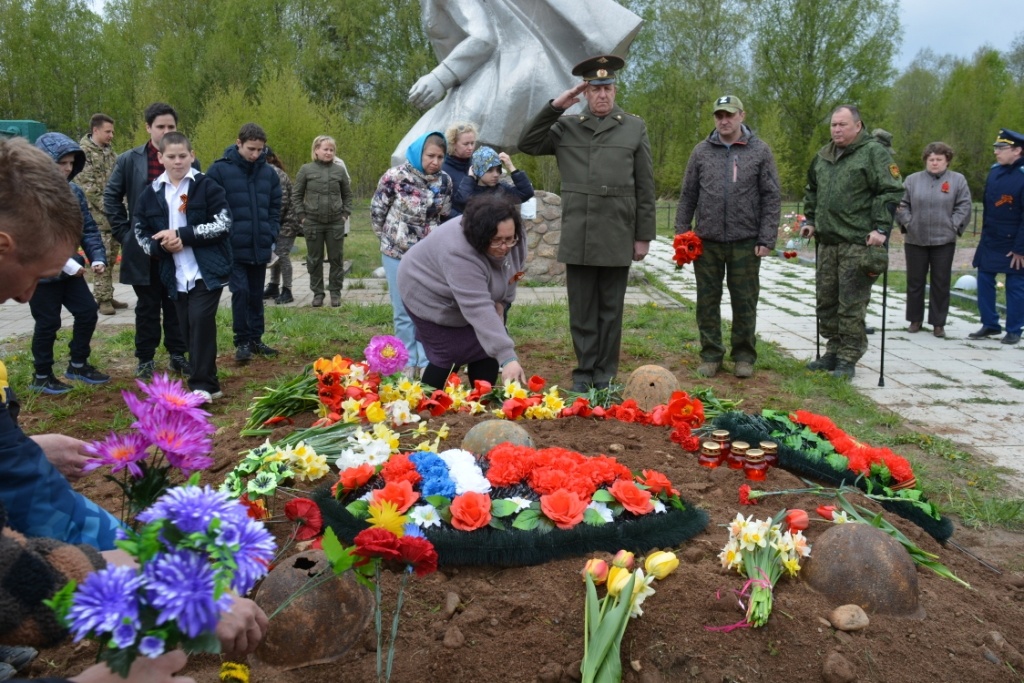 7 мая на воинском захоронении д. Каменная Гора Демянского района прошла траурно-торжественная церемония захоронения бойцов, поднятых поисковиками в весеннюю Вахту Памяти.