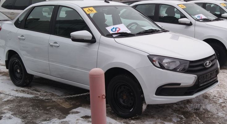 Новгородцам, пострадавшим на производстве, вручили автомобили «Lada Granta».