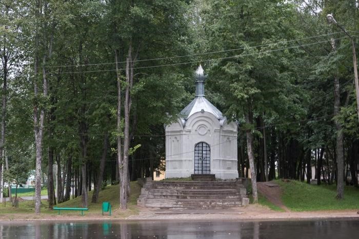 Каменная часовня на центральной площади.