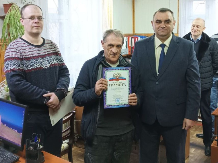 15 марта Глава округа А.Н.Сапогов поздравил работников жилищно-коммунального хозяйства с профессиональным праздником. 15 марта Глава округа А.Н.Сапогов поздравил работников жилищно-коммунального хозяйства с профессиональным праздником.
