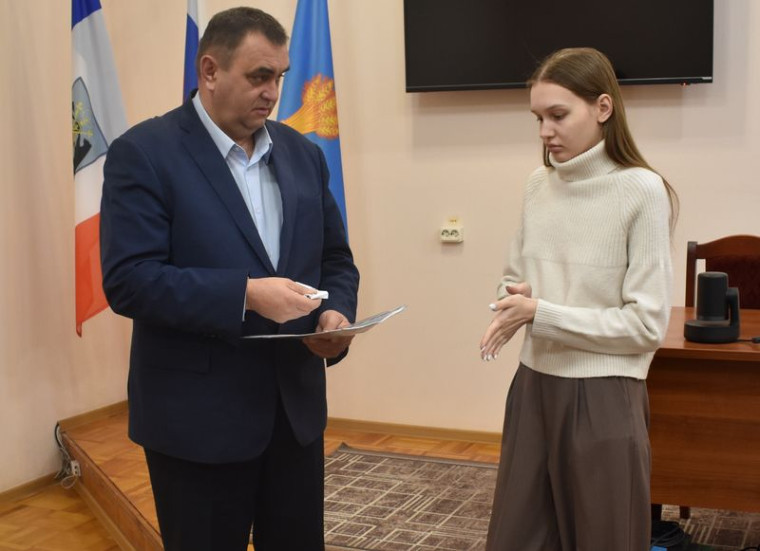 В Демянском муниципальном округе продолжается вручение ключей от новых квартир детям-сиротам. В Демянском муниципальном округе продолжается вручение ключей от новых квартир детям-сиротам.