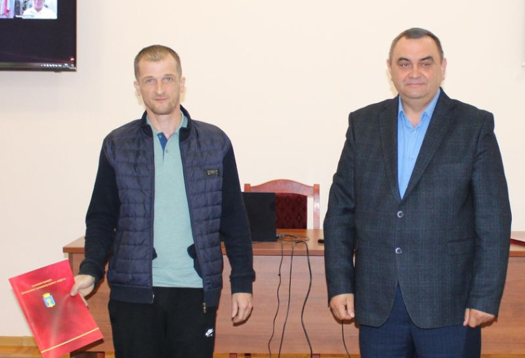 Глава округа А.Н.Сапогов вручил предпринимателям Почетные грамоты и Благодарственные письма Администрации округа. Глава округа А.Н.Сапогов вручил предпринимателям Почетные грамоты и Благодарственные письма Администрации округа.